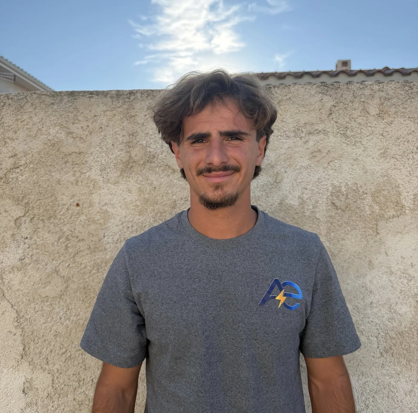 Enzo Arneodo, électricien Agora Elec basé à Marseillan